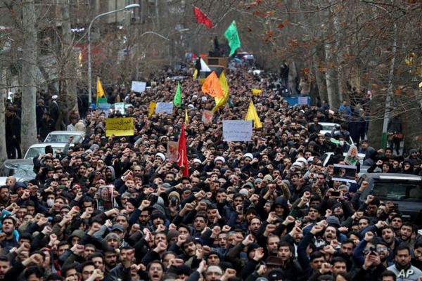 Thousands of citizens march in Baghdad to mourn death of Qassem Soleimani