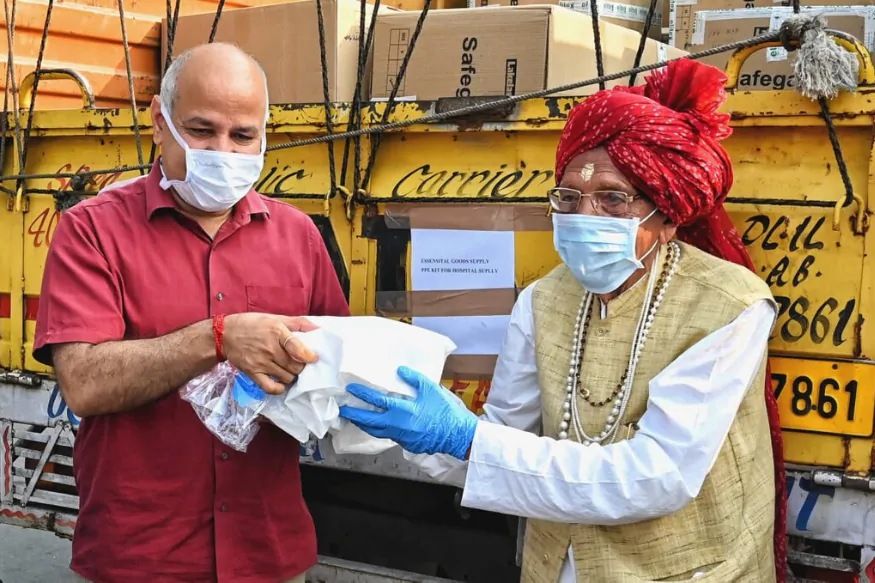 Mahashay Dharampal Gulati recently donated 7500 PPE kits to Manish Sisodia